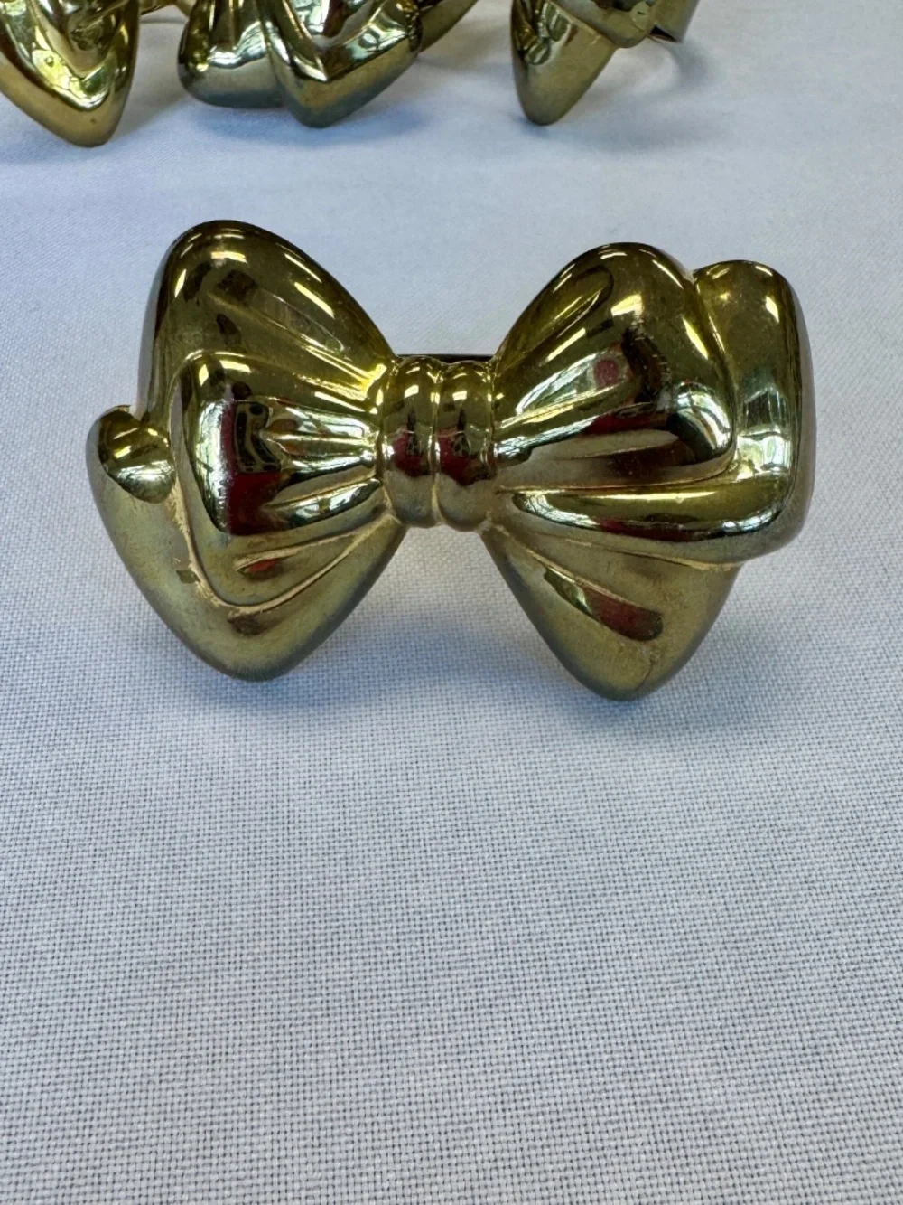 Brass Bow Napkin Rings Vintage 80's Set of Four - Picture 4 of 6